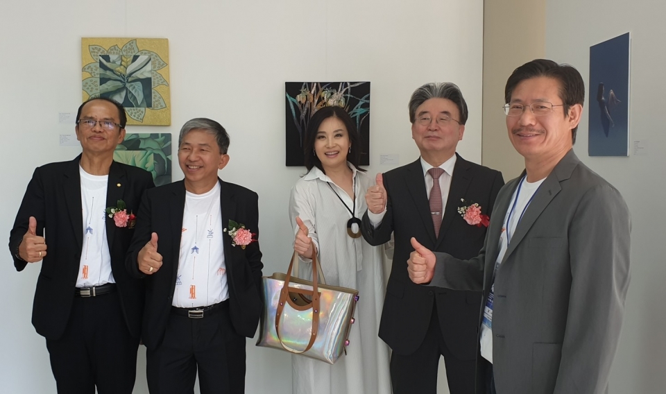 박태학 총장(왼쪽에서 4번째)이 태국 라자망갈라대학의 국제 아트 워크숍에 참여해 축사를 하는 등 양교의 우의를 다졌다.
