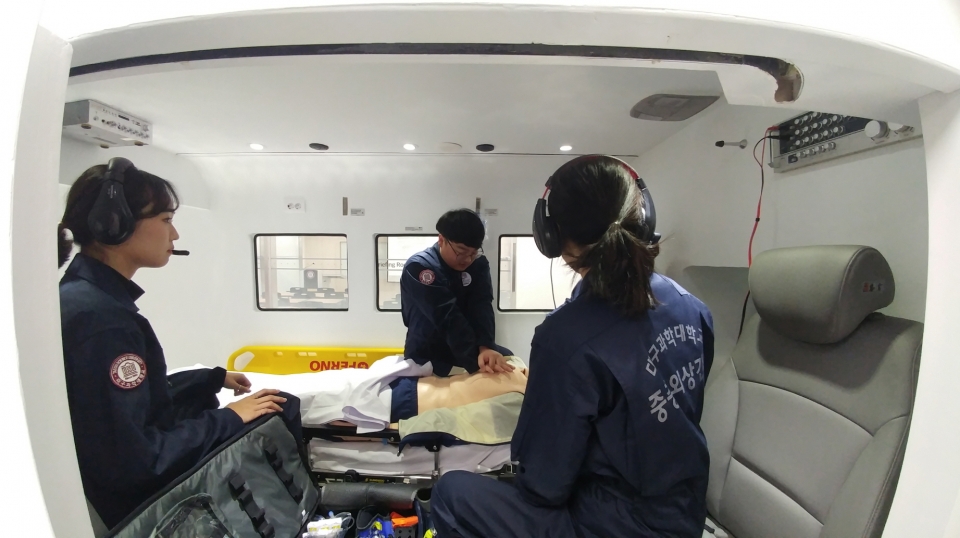 대구과학대학교 간호대학 ‘중증외상간호교육센터’ 개소식에서 간호학과 학생들이 시뮬레이션 헬기에서 실습을 하고 있다.