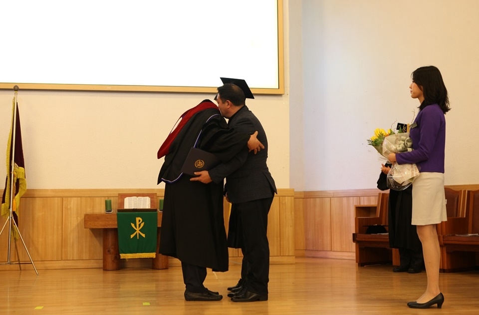 한신대 졸업식장에서 故 위동민 학생의 부모에게 명예졸업증서가 수여됐다.