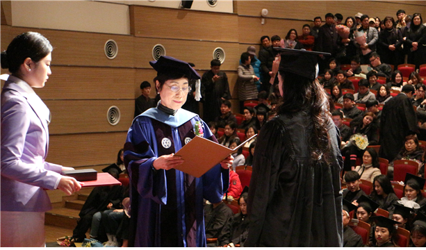 김성규 총장이 졸업생에게 학위 수여증을 전달하는 모습이다.