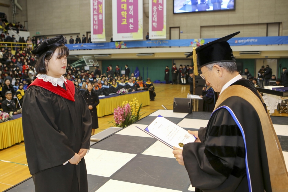 박명호 총장이 계명문화대학교 졸업생에게 학위증을 수여하고 있다.