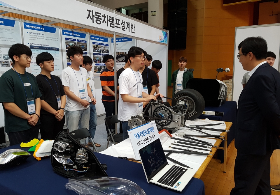 박재훈 총장(오른쪽)이 자동램프설계반의 성과전시회를 둘러보고 있다.