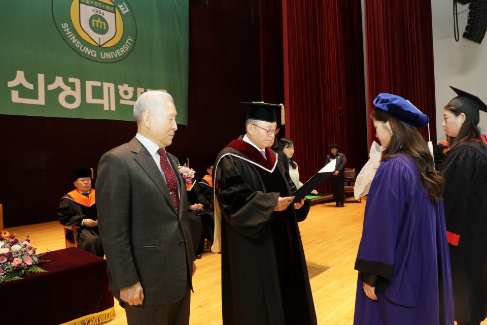 김병묵 총장이 학위증을 수여하고 있다.