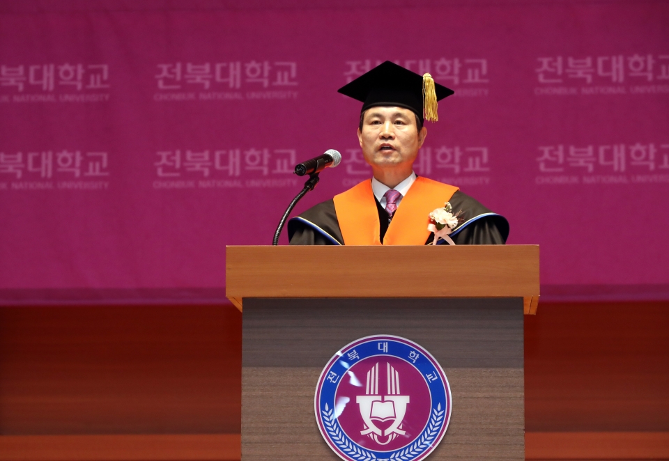 김동원 전북대 제18대 총장이 19일 취임식을 가졌다. 김 총장은 이날 '알찬 대학, 따뜻한 동행'으로 내실에 충실한 변화를 이루겠다고 밝혔다.