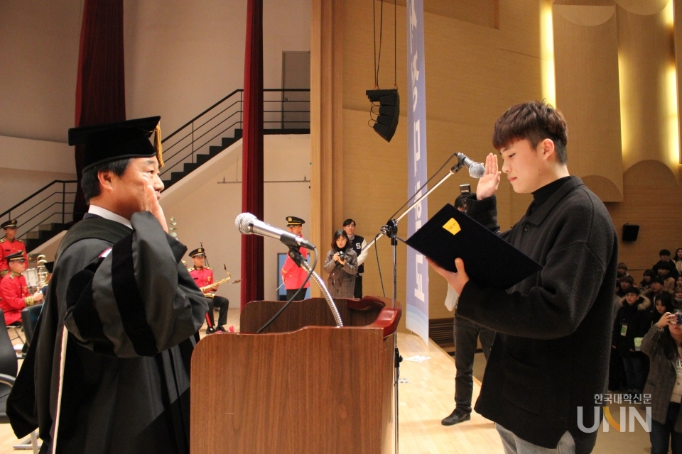 서정대학교 2019학년도 신입생 입학식에서 학생대표 문창민씨가 선서하고 있다.