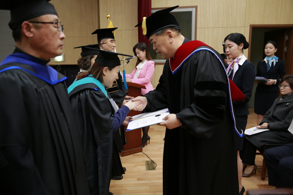 황창희 총장(오른쪽)이 졸업하는 학생에게 직접 학위수여증을 전달하고 있다.