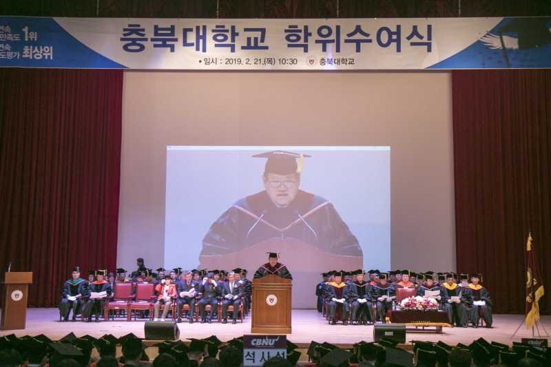 21일 김수갑 총장(오른쪽)이 2018학년도 전기학위수여식에서 졸업생에게 학위증서를 수여하고 있다.