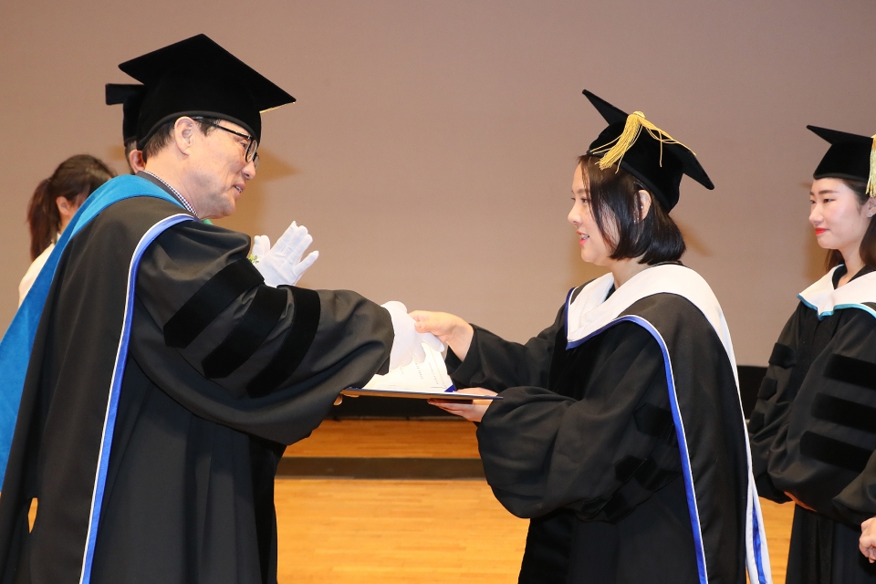 장영달 총장이 학위수여식에서 졸업생에게 직접 학위증서를 전달하고 있다.
