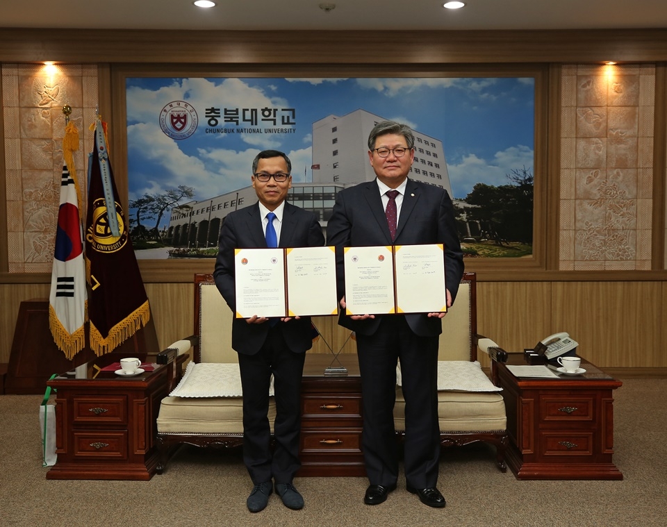 김수갑 충북대 총장(오른쪽)이 체트 칠리 프놈펜대학 총장과 협약을 체결했다.