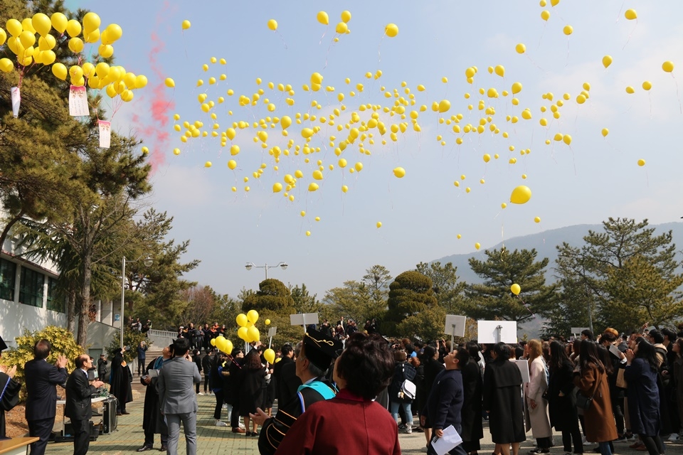 신입생들이 입학식에서 소망 풍선을 날리고 있다.