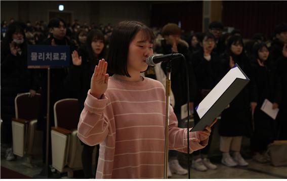 안산대학교 학생대표 전유진씨가 신입생 선서를 하는 모습.
