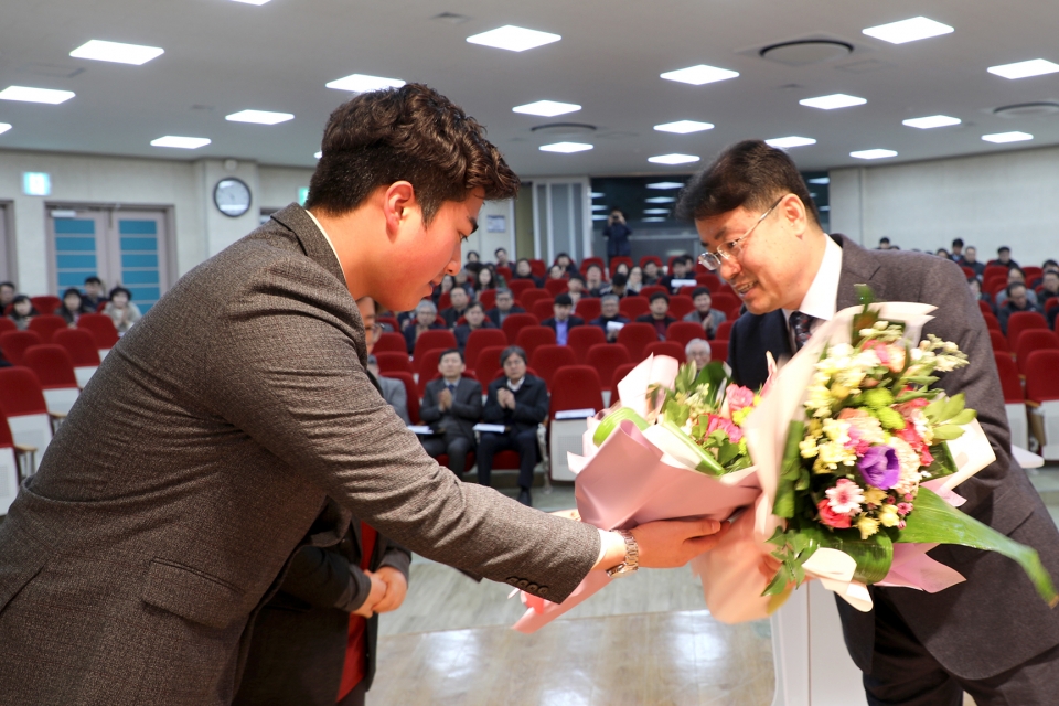 제27대 유주현 총학생회장이 송승호 총장에게 꽃다발을 전달하고 있다.