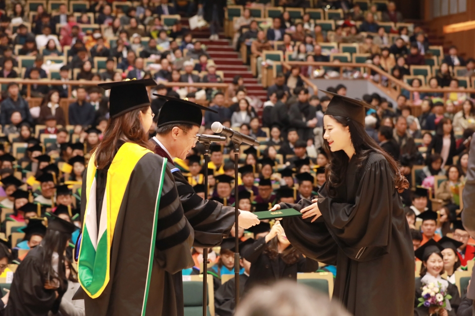 26일 열린 2018학년도 전기 학위수여식에서 정병석 총장(가운데)이 졸업증서를 수여하고 있다.
