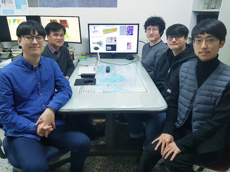 왼쪽부터 김현수 연구원, 정종훈 교수, 김도형·이동우·공대솔 연구원