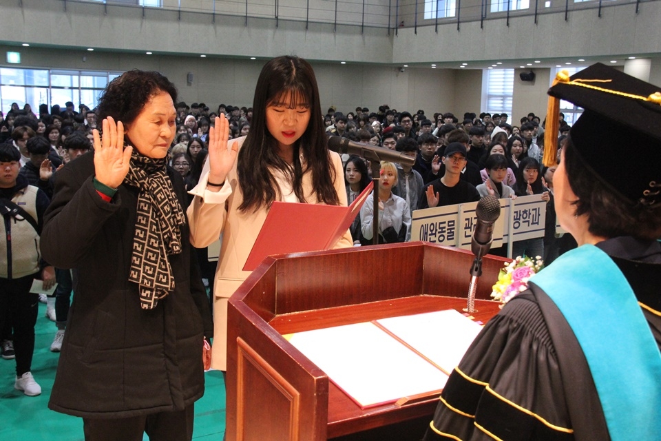 수성대학교 2019학년도 입학식에서 사회복지과 박선민할머니(왼쪽)가 유아교육과 남가영양과 함께 신입생을 대표해 선서를 하고 있다.