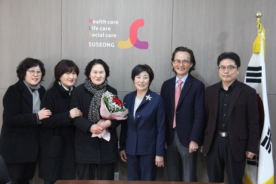 박선민 할머니가 28일 입학식에 앞서 총장실에서 김선순 총장(오른쪽 세번째)으로부터 특별장학금과 꽃다발을 받았다.