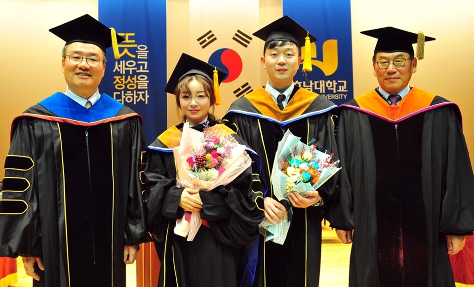 박상철 총장이 박사학위를 받은 우양, 장몽요 씨 부부를 축하하고 있다. 왼쪽부터 박상철 총장, 장몽요 씨, 우양 씨, 장석주 대학원장.