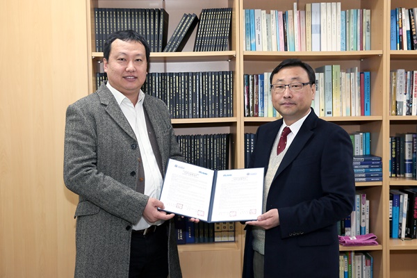 오룡 협회장(왼쪽)과 정덕영 경동대 교수가 협약을 체결했다.