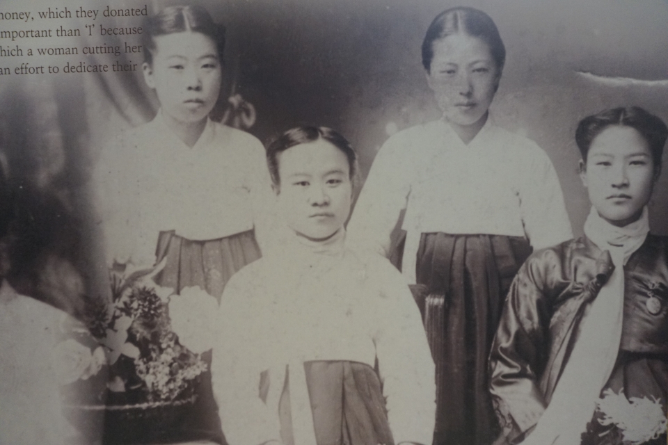 송죽회(송죽결사대) 일원이었던 김경희(앞줄 왼쪽), 김신희(앞줄 오른쪽)