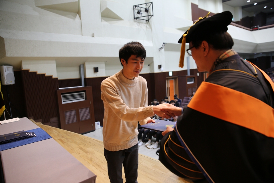 4일 열린 2019학년도 입학식에서 박민용 총장이 신입생에게 장학증서를 수여하고 있다.