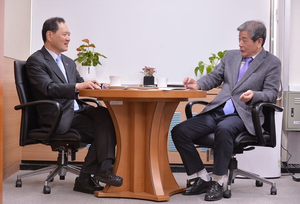 김진경 의장(오른쪽)이 김수복 교수와 대담을 하고 있다.