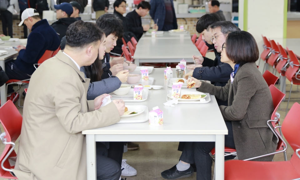 군산대가 2019학년도 1학기 동안 조식을 1000원에 제공하는 천원의 밥상을 진행한다. 11일 곽병선 총장(오른쪽 가운데)이 학생들과 함께 조식을 먹으며 이야기를 나누고 있다.
