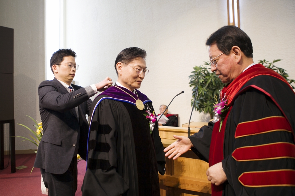 정흥호 총장(가운데)이 제10대 총장으로 취임했다. 임기는 2023년 2월까지다.