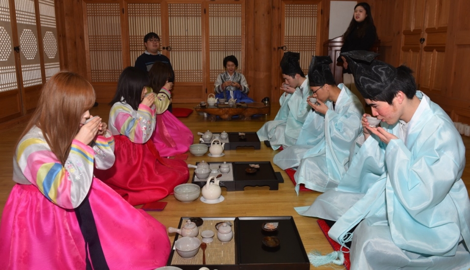 도야마국제대학 학생들이 한복을 입고 전통 차 예절을 배우고 있다.
