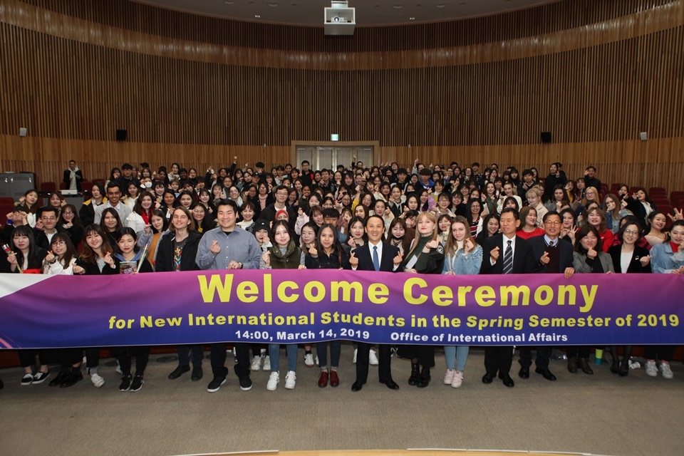 외국인 유학생들이 신입 환영식을 마치고 단체 기념 촬영을 했다.