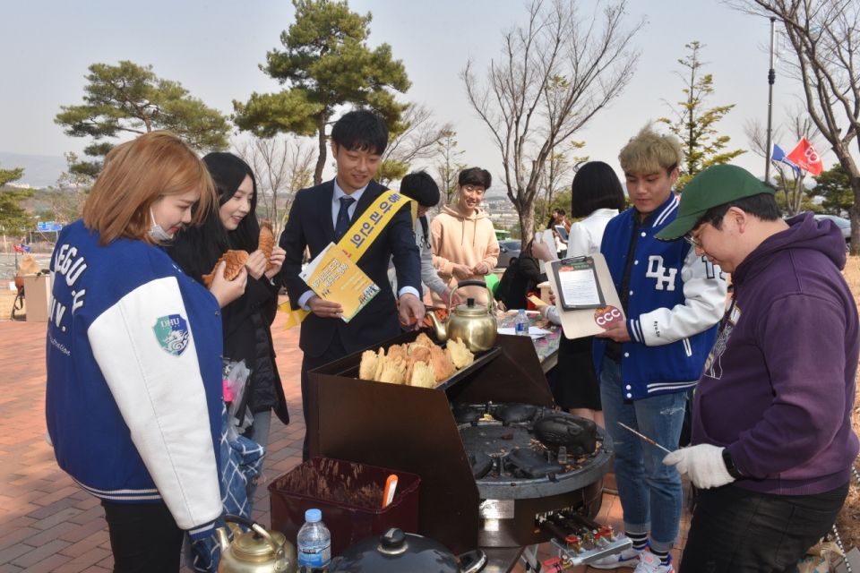 대구한의대가 21일까지 동아리 가두모집을 한다. 한 동아리가 붕어빵을 팔며 이색 홍보를 하고 있다.
