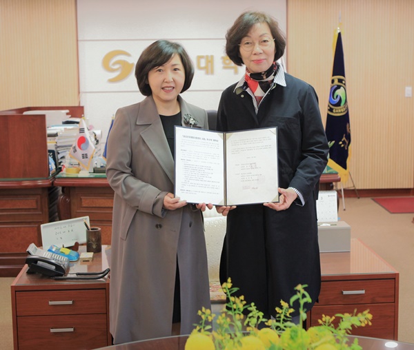 류정운 총장(왼쪽)이 김덕순 교육장과 계약을 체결하고 기념촬영을 했다.