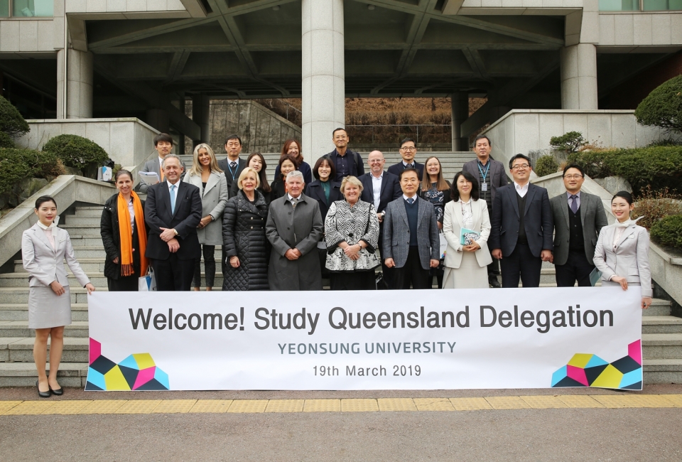 19일 연성대학교를 방문한 퀸즈랜드 관계자들과 연성대학교 교직원들이 기념사진을 촬영하고 있다.