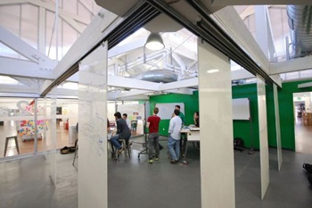 ME310 2층은 실제 학생들이 프로젝트를 진행하는 공간인데 스튜디오(Studio)형으로 짜여진 게 특징이다.[사진=스탠포드대 디스쿨 홈페이지(dschool.stanford.edu)]