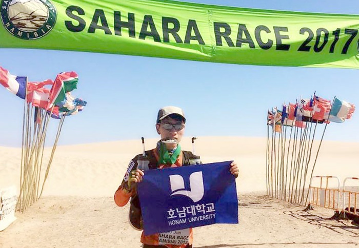 김보준씨의 사하라 사막 마라톤 골인 장면.