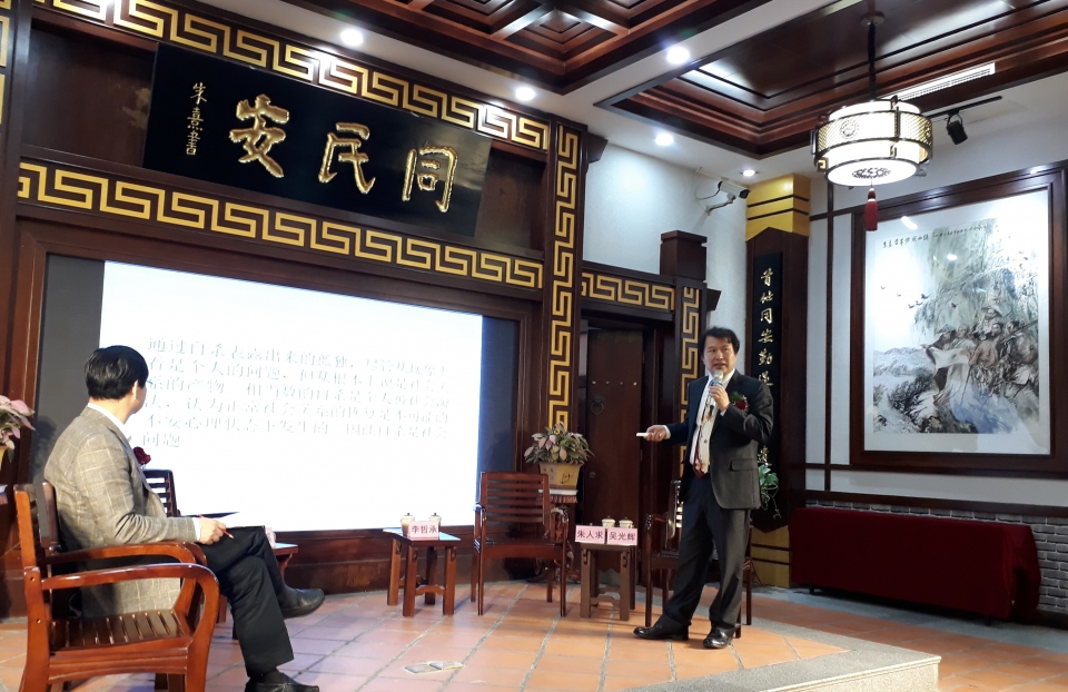 이철승 우리철학연구소장(왼쪽)이 중국 하문대학에서 학술교류 협약을 체결한 후 참석자들을 대상으로 특강을 했다.