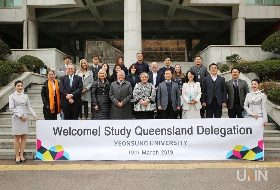 19일 연성대학교를 방문한 퀸즈랜드 관계자들과 연성대학교 교직원들이 기념사진을 촬영하고 있다. (사진=연성대학교 제공)