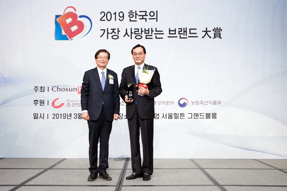 2019 한국의 가장 사랑받는 브랜드 대상 시상식에서 박현석 서울사이버대 부총장(오른쪽)이 수상 후 기념촬영을 하고 있다.