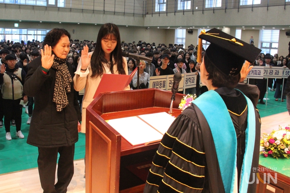 수성대학교 최고령 입학자 박선민 할머니가 신입생 입학식에서 대표 선서를 하고 있다.