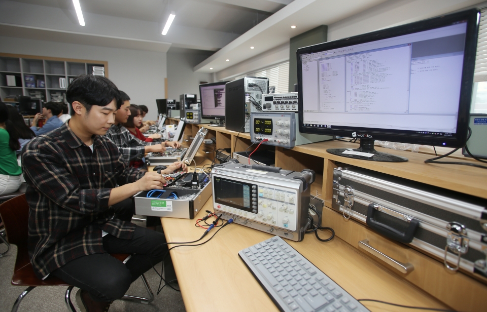 충북대가 SW중심대학에 선정돼 4차 산업혁명 시대에 걸맞은 지능SW융합 인재를 양성한다.