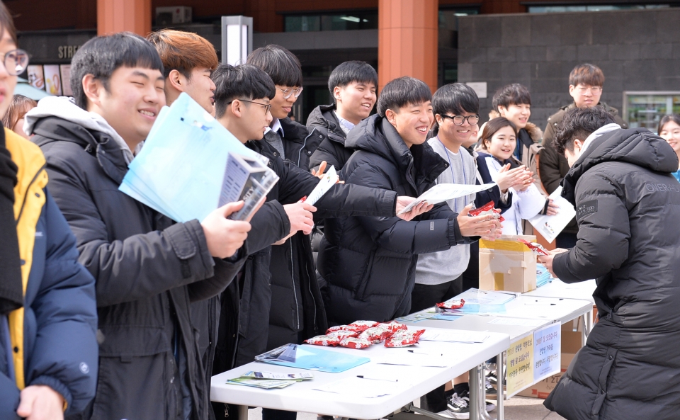 3월 광운대 입학식에서 선배들이 새내기들에게 간식을 나눠주며  환영하고 있다. (한국대학신문 DB)