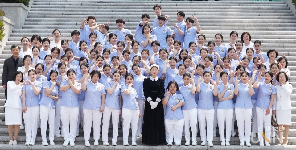 울산과학대학교 간호학과 제21회 나이팅게일 선서식에 참여한 3학년 재학생들이 단체사진을 촬영했다.