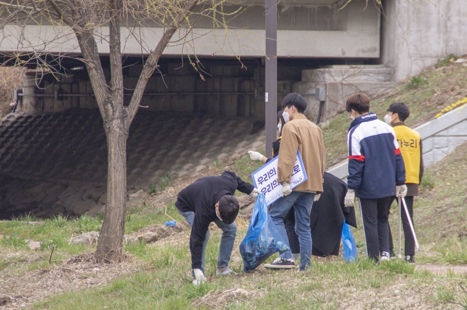 한국산업기술대 학생들이 '정왕동 4대 인공하천 살리기' 캠페인 일환으로 정왕동 옥구천 일대에서 환경정화 운동을 펼쳤다.