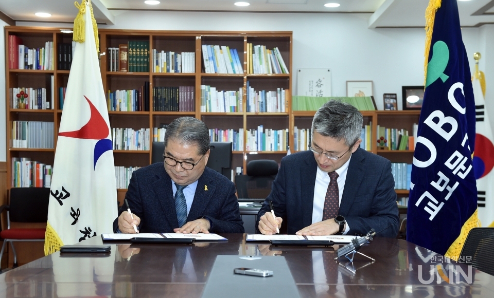 이재정 경기교육감(왼쪽)과 김상훈 교보문고 마케팅지원실장이 협약서에 서명하고 있다.