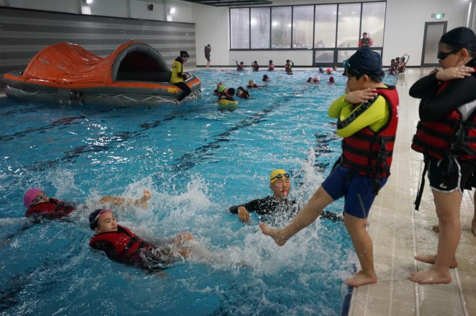 충남지역 초등학생들이 아주자동차대학의 실내 수영장에서 생존수영 교육을 받고 있다.