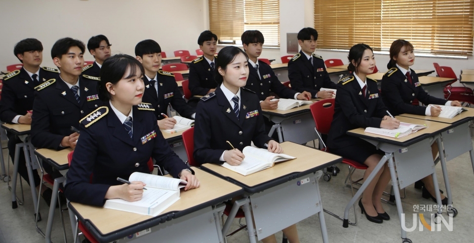 계명문화대학교 경찰행정과 학생들이 경찰공무원 양성을 위한 특별반에서 공부하고 있는 모습.