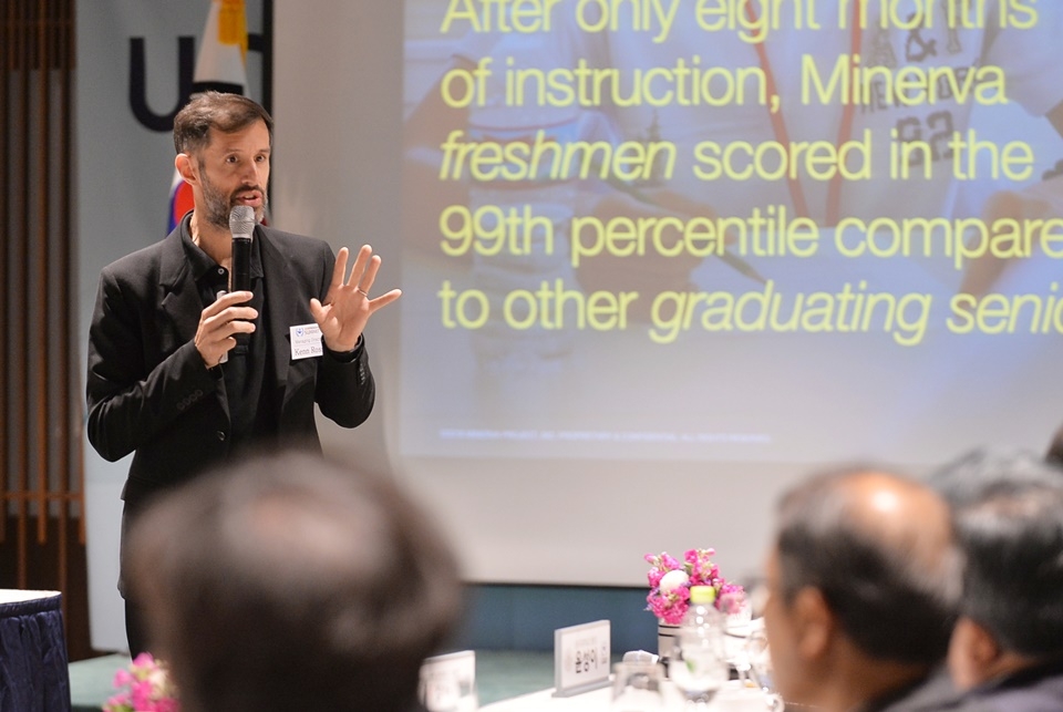 켄 로스(Kenn Ross) 미네르바스쿨 아시아 총괄 디렉터가 미네르바스식 혁신교육을 소개하고 있다.
