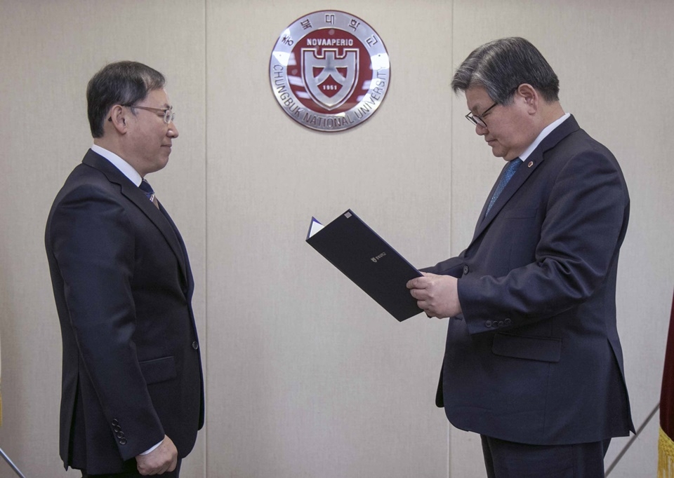 김수갑 총장(오른쪽)이 이성덕 대학평의원회 의장(교수회 회장)에게 임명장을 수여하고 있다.