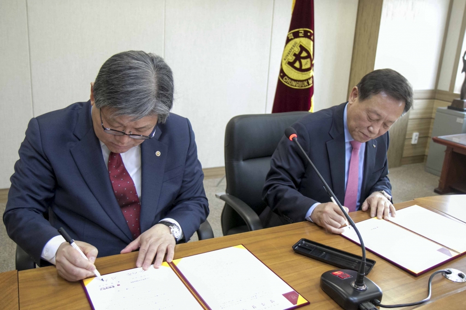 (왼쪽부터) 김수갑 총장과 차성수 이사장이 창업 문화 활성화를 위해 업무협약을 체결했다.