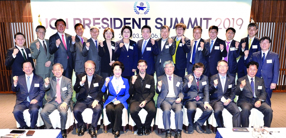 'UCN 프레지던트 서밋 2019' 2차 콘퍼런스가 11일 서울클럽 한라산홀에서 개최됐다. 참석자들이 기념 사진을 촬영하고 있다.(사진=한명섭 기자)