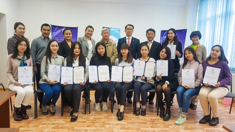 한양대와 공동으로 주최한 한국어 말하기 대회에서 참가 학생들과 관계자들이 단체 기념촬영을 했다.